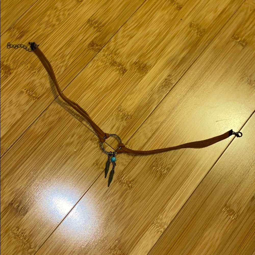 Brown choker